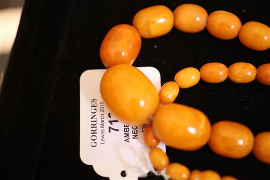 A single strand graduated amber bead necklace, 27.5in.